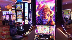 Myanmar ကစားသမား Phone ဖြင့် Wave Money မှတဆင့် Online Casino ငွေသွင်းနေသည့် မြင်ကွင်း